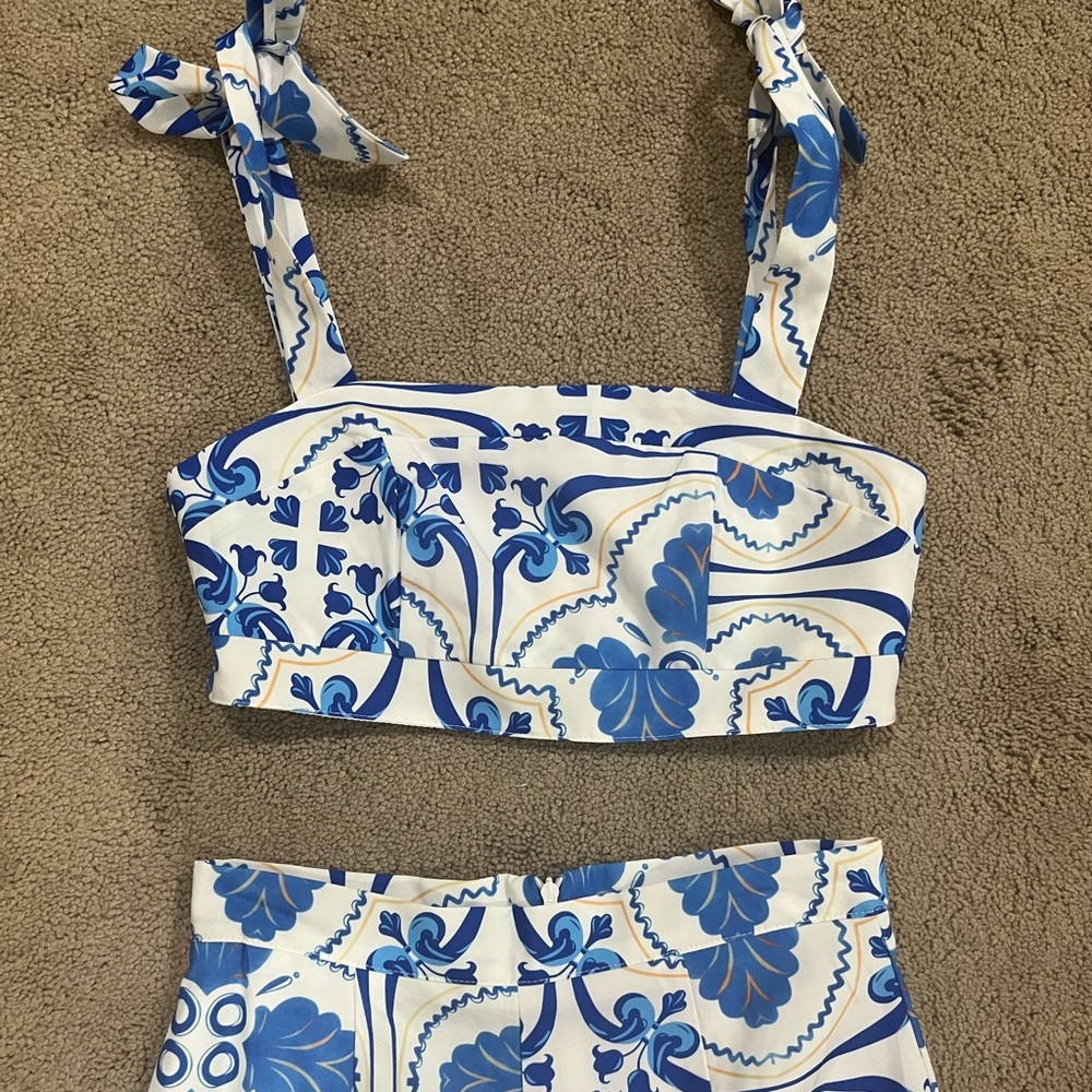 Two piece set - Picture 2 of 4